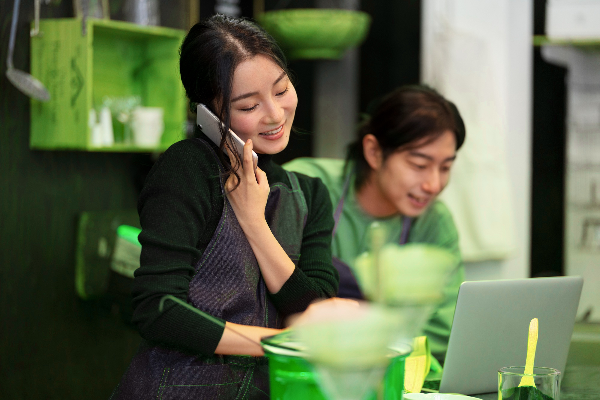A retail staff delivering omnichannel support